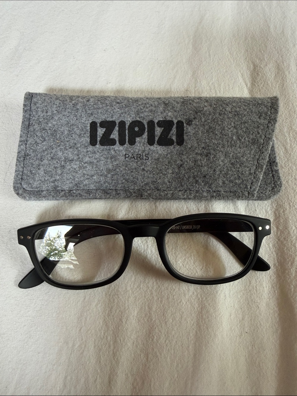 IZIPIZI Black Matte 2.0 Reading Glasses with Felt Case